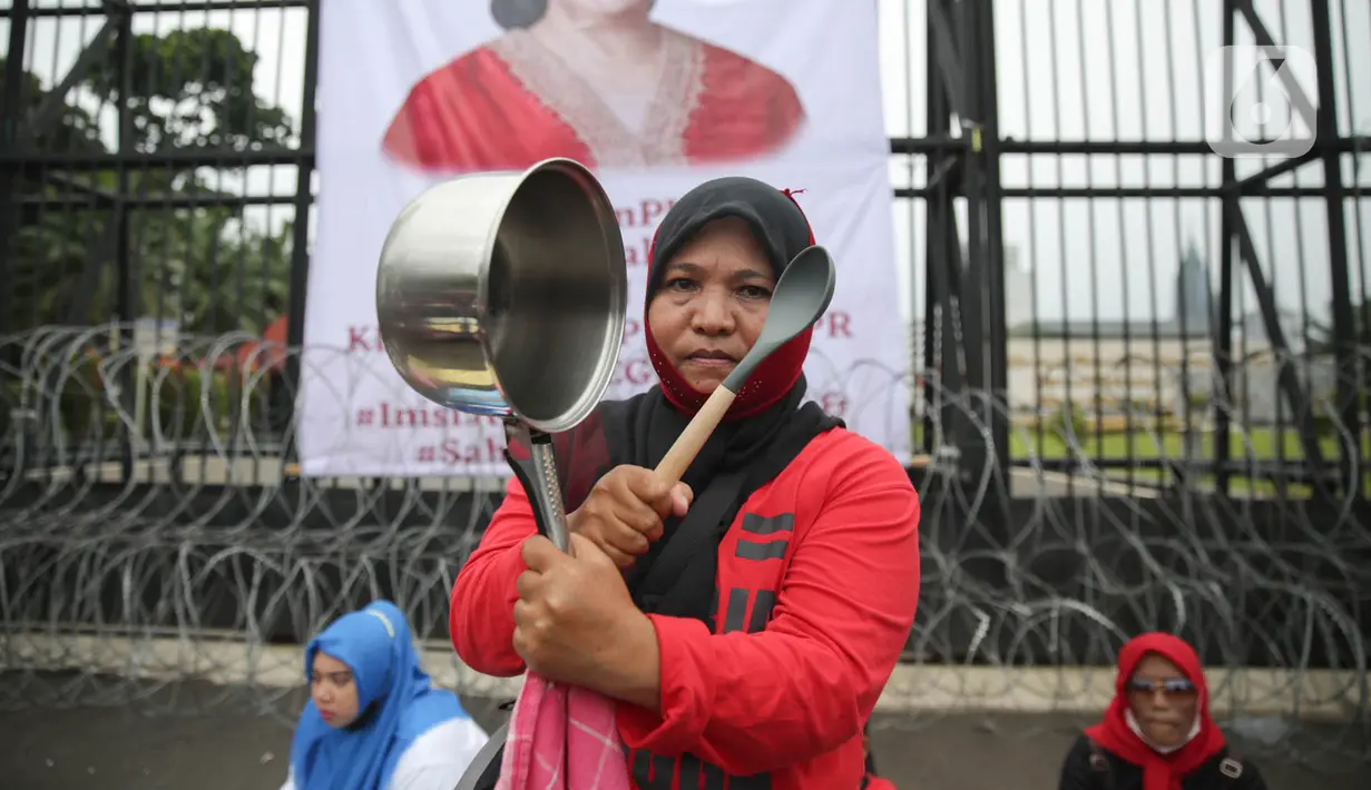 Peserta aksi dari kalangan perempuan membawa peralatan rumah tangga saat demonstrasi di depan Gedung DPR RI, Jakarta, Rabu (8/3/2023). Mereka juga meminta agar Rancangan Undang-Undang (RUU) Perlindungan Pekerja Rumah Tangga (PPRT) segera disahkan. (Liputan6.com/Faizal Fanani)