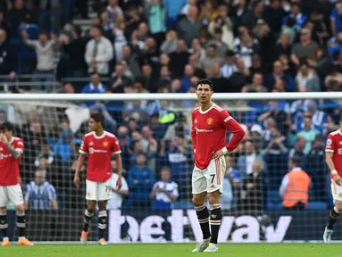Reaksi pemain Manchester United Cristiano Ronaldo (kedua kanan) dan rekan satu timnya saat pemain Brighton and Hove Albion mencetak gol ke gawang mereka pada pertandingan sepak bola Liga Inggris di American Express Community Stadium, Brighton, Inggris, 7 Mei 2022 . Manchester United kalah 0-4. (Glyn KIRK/AFP)