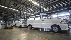 Seorang pekerja terlihat merakit ambulans di basis manufaktur milik perusahaan Brilliance Auto di Shenyang, Provinsi Liaoning, China timur laut, pada 3 Februari 2020. (Xinhua/Pan Yulong)