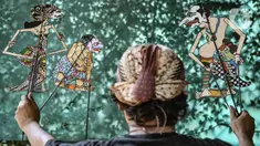 Seniman Iskandar Hardjodimuljo menjadi dalang memainkan wayang uwuh di kawasan Cawang, Jakarta, Kamis (29/10/2020). Pandemi COVID-19 menyebabkan penjualan sekaligus produksi wayang uwuh karya Iskandar merosot hingga 60 persen dibandingkan sebelumnya. (merdeka.com/Iqbal S. Nugroho)