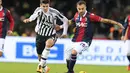 Pergerakan pemain Juventus, Alvaro Morata, berusaha dihentikan pemain Bologna, Domenico Maietta, dalam laga Serie A Italia di Stadion Renato Dall'Ara, Bologna,Sabtu (20/2/2016) dini hari WIB. (EPA/Giorgio Benvenuti)