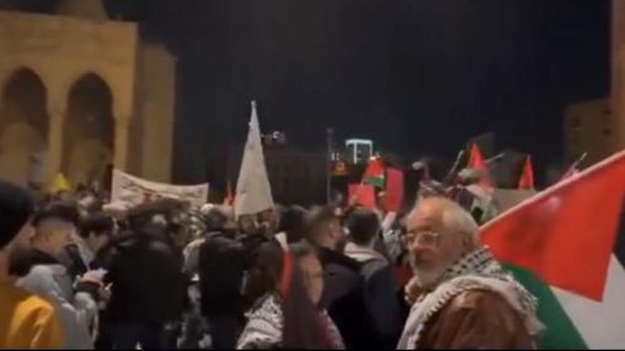 Mereka juga meneriakkan slogan anti-zionis dan anti-imperialis, juga menyerukan solidaritas antara rakyat Lebanon, Irak, dan Yemen dalam melawan kolonialisme Zionis dan sebagai bentuk dukungan terhadap rakyat Palestina.