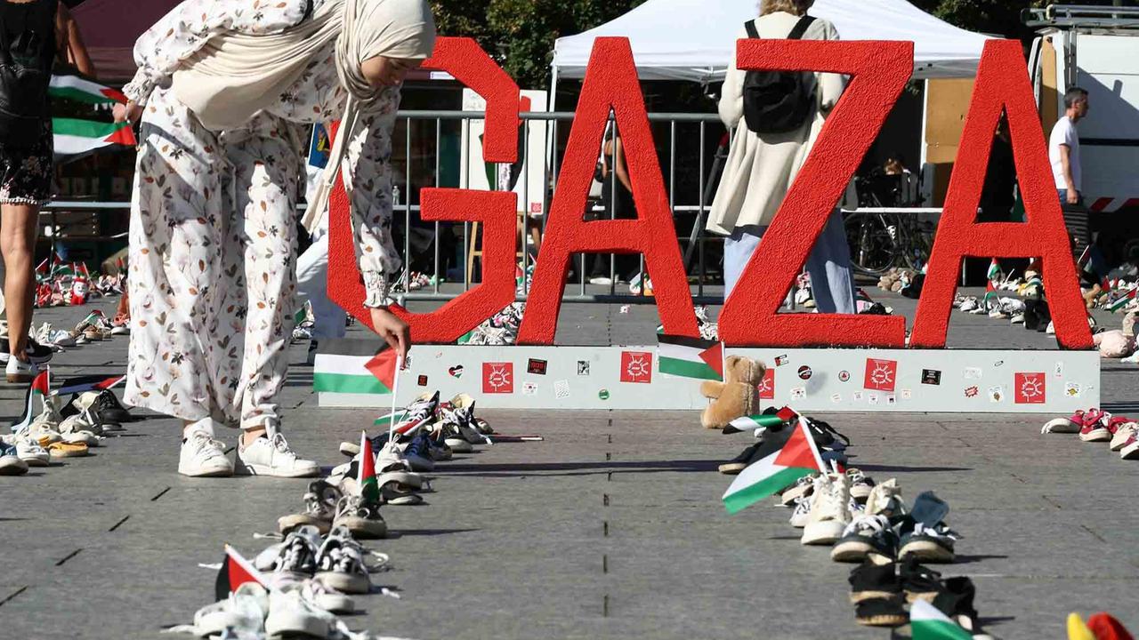 FOTO: Ratusan Sepatu untuk Warga Gaza