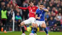 Granit Xhaka dan Mason Mount berebut bola dalam laga Liga Inggris antara Manchester United dan Sunderland di Old Trafford, 4 Oktober 2025. (AP Photo/Dave Thompson)