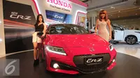 Dua Model berpose disamping mobil Honda New CRZ di Jakarta, Selasa (8/3). PT Honda Prospect Motor (HPM) resmi meluncurkan mobil sport new CR-Z Hybrid, Mobil tersebut merupakan produk yang istimewa bagi Honda. (Liputan6.com/Angga Yuniar)