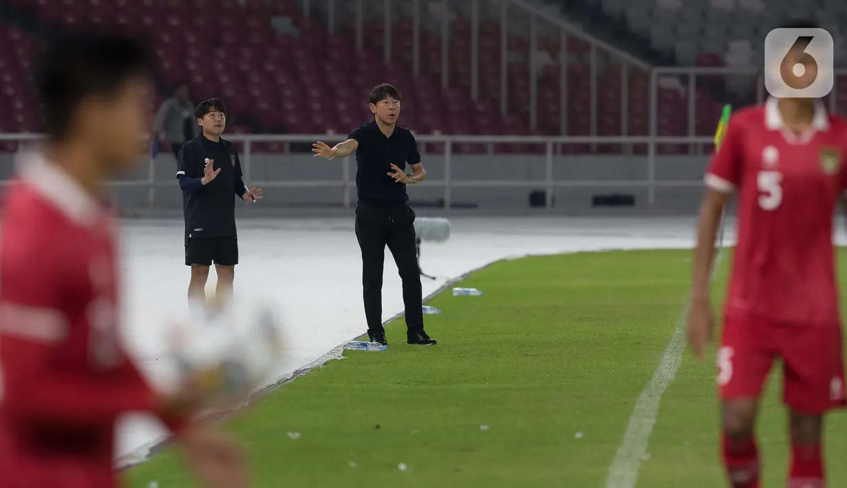 Pelatih timnas Indonesia, Shin Tae Yong (tengah) memberikan arahan pada anak asuhnya saat menghadapi Fiji pada laga International Friendly Match di Stadion Utama Gelora Bung Karno, Jumat (17/2/2023). Indonesia U-20 unggul 4-0. Kemenangan ini menjadi modal berharga bagi tim asuhan Shin Tae Yong untuk menghadapi laga selanjutnya melawan Selandia Baru pada Minggu (19/2/2023). (Liputan6.com/Faizal Fanani)