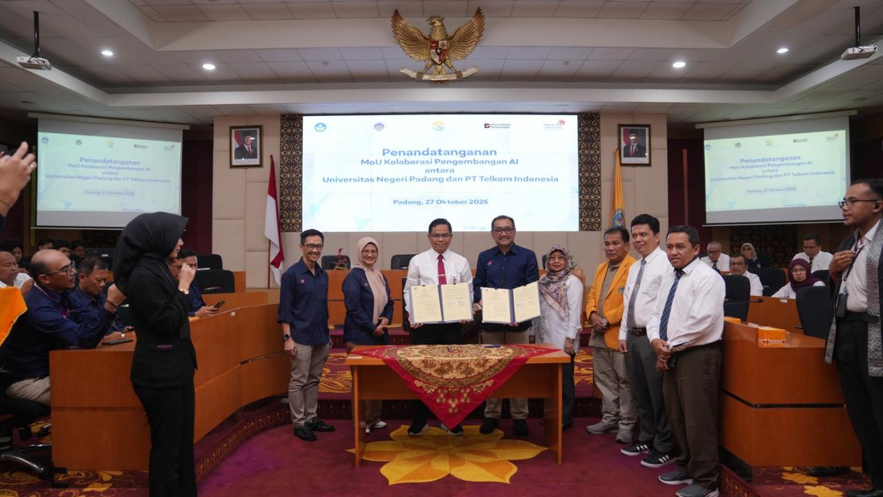 Direktur Utama Telkom Dian Siswarini saat Seminar Telkom AI Connect dengan tema 'Building Next- Generation AI Talents for Indonesia’s Future' di UNP.