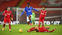 Pemain Brighton Yves Bissouma (kiri) mendapat sleding dari pemain Liverpool Thiago pada pertandingan Liga Inggris di Anfield Stadium, Liverpool, Inggris, Rabu (3/2/2021). Brighton menang 1-0. (Paul Ellis/Pool via AP)