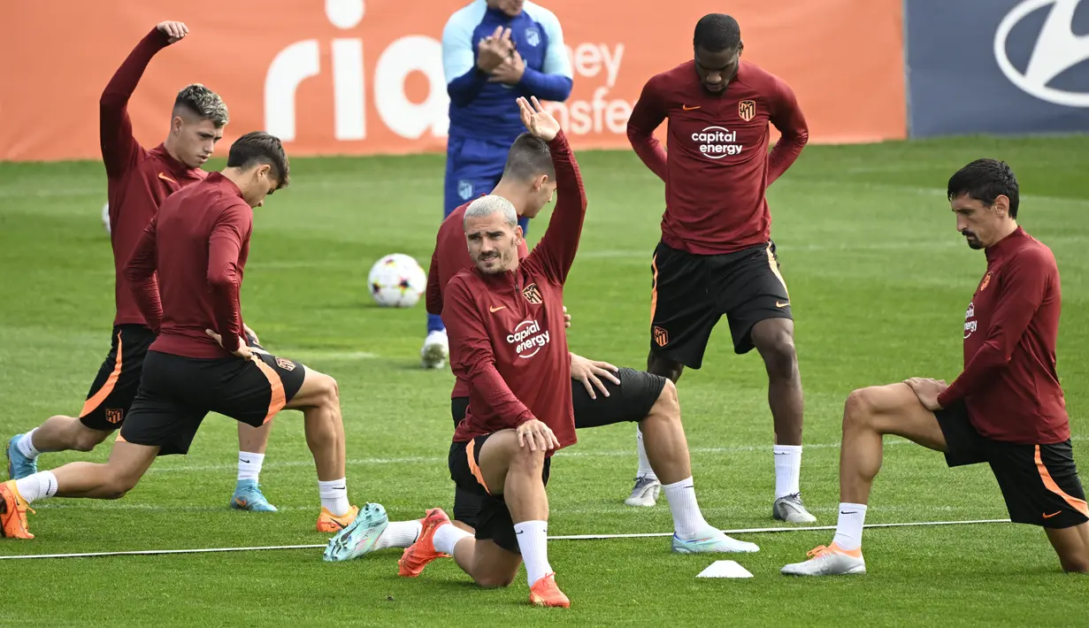 Pemain depan Atletico Madrid Prancis Antoine Griezmann (tengah)  menghadiri sesi latihan dengan rekan satu tim menjelang kontra Club Brugge pada matchday 4 Grup B Liga Champions, di tempat latihan klub di Majadahonda, Selasa (11/10/2022). Pada matchday 3 lalu, Atletico kalah 0-2 di kandang Club Brugge. (Pierre-Philippe MARCOU / AFP)