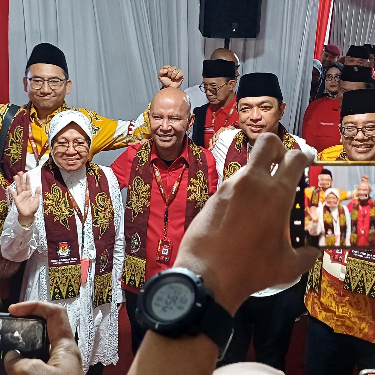 Risma - Gus Han Daftar Pilkada Jatim