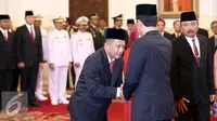 Kepala BNPT yang baru, Irjen Tito Karnavian berjabat tangan dengan Presiden Jokowi usai pelantikan di Istana Negara, Jakarta, Rabu (16/3). Tito dilantik menjadi Kepala BNPT dari jabatan sebelumnya Kapolda Metro Jaya. (Liputan6.com/Faizal Fanani)