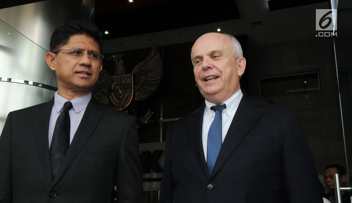 Dubes AS untuk Indonesia Joseph R. Donovan Jr dan Wakil Ketua KPK Laode Syarif keluar gedung KPK, Jakarta, Selasa (26/2). Joseph R. Donovan Jr mengapresiasi KPK khususnya para penyidik tentang pemberantasan korupsi di Indonesia. (Merdeka.com/Dwi Narwoko)