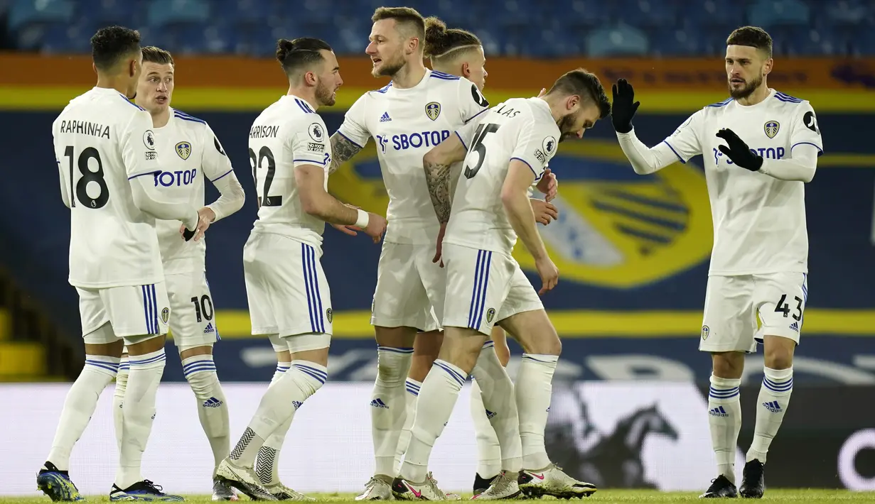 Para pemain Leeds United berselebrasi setelah gelandang Jack Harrison mencetak gol ke gawang Crystal Palace pada pertandingan lanjutan Liga Inggris di Stadion Elland Road di Leeds, Inggris, Selasa (9/2/2021). Leeds United menang atas Crystal Palace 2-0. (Tim Keeton/Pool via AP)