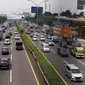 Mobil melintasi jalan Tol Tangerang-Jakarta di Tangerang, Banten, Rabu (30/3/2022). Mulai April 2022, Korlantas Polri akan menerapkan tilang elektronik bagi pengendara yang memacu kecepatan hingga 120 km per jam di jalan tol. (Liputan6.com/Angga Yuniar)