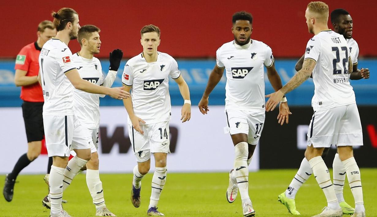 Pemain Hoffenheim Christoph Baumgartner (ketiga kiri) merayakan dengan rekan setimnya usai mencetak gol ke gawang Bayer Leverkusen pada pertandingan Bundesliga di Leverkusen, Jerman, 13 Desember 2020. Bayer Leverkusen mengalahkan Hoffenheim dengan skor 4-1. (THILO SCHMUELGEN/POOL/AFP)