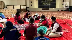 Relawan menyiapkan hidangan makanan untuk pengungsi korban gempa Cianjur di Gedung Konvensi, TMP Kalibata, Jakarta Selatan, Rabu (30/11/2022). Kementerian Sosial membuka posko bencana gempa Cianjur di Jakarta dan Bekasi, salah satunya yang ada di Jakarta berada di TMP Kalibata. Posko ini berupa dapur umum yang akan memasok makanan siap santap untuk korban gempa.Liputan6.com/JohanTallo