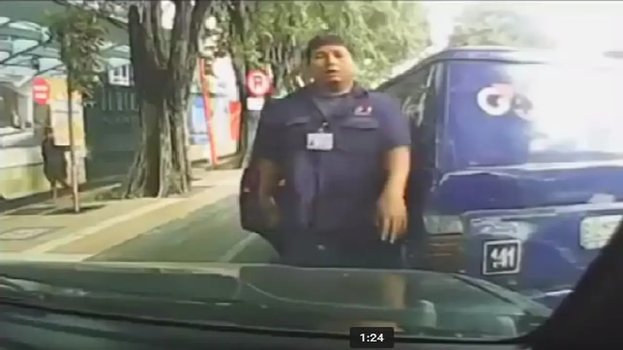 Merasa Paling Benar, Dua Pengendara Mobil Berseteru di Jalan Raya (Foto: Istimewa)