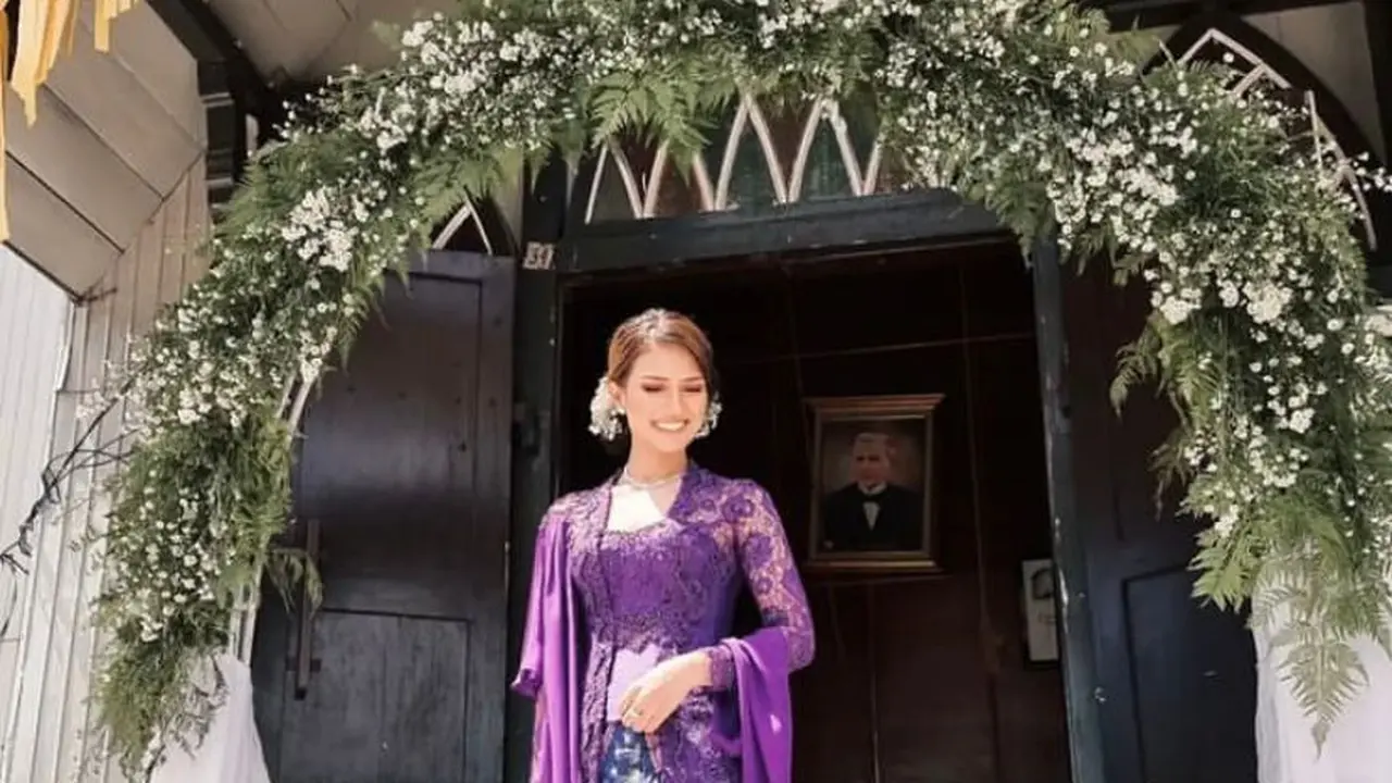 7 Pesona Duma Riris Hadiri Pernikahan Sang Adik, Tampil Anggun Berbalut Kebaya Ungu Karya Intan Avantie