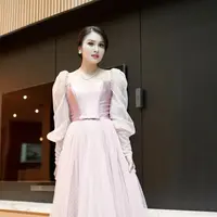 Dalam balutan gaun bernuansa pink, Sandra Dewi tampil begitu manis. Aksen tile membuat tampilannya terlihat begitu delicate. [Foto: Instagram/ Sandra Dewi]