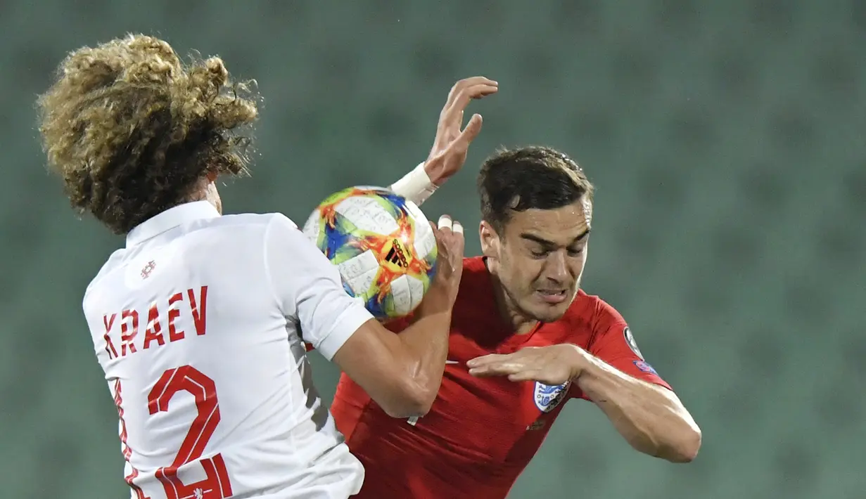 Pemain Bulgaria, Bozhidar Kraev berebut bola dengan gelandang Inggris, Harry Winks selama pertandingan Grup A Kualifikasi Piala Eropa 2020 di Vasil Levski National Stadium, Sofia (15/10/2019). Inggris menang telak 0-6 atas Bulgaria. (AP Photo/Andreea Alexandru)