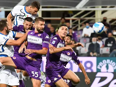 Inter Milan berhasil membawa kemenangan dari markas Fiorentina dalam duel laga pekan kelima Liga Italia 2021/2022. (AFP/Andreas Solaro)