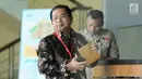 Wabendum Partai Golkar, Zulhendri Hasan di ruang tunggu Gedung KPK, Jakarta, Selasa (14/11). Zulhendri diperiksa terkait kasus dugaan merintangi penyidikan kasus e-KTP yang menjerat politikus Golkar, Markus Nari.. (Liputan6.com/Helmi Fithriansyah)