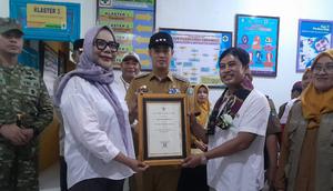 Wamenkes Dante memberikan Penghargaan kepada Sulawesi Selatan sebagai Provinsi dengan Kehadiran CKG Terbanyak di Wilayah Regional 2.