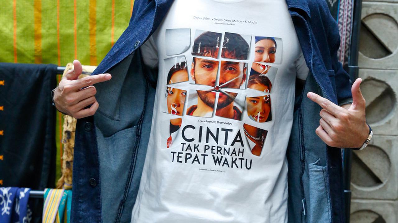 "Pengen aja, bosen gitu biar orang tau kalau gue sebenernya muda gitu lho," katanya sambil tertawa.