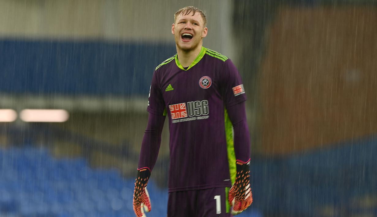 Aaron Ramsdale digadang-gadang akan menjadi calon pemain bintang di Liga Inggris. Sayangnya, pemain rekrutan baru Arsenal dari Sheffield tersebut hanya sering menjadi cadangan kiper utama Bernd Leno. Padahal, peresentase penyelamatannya lebih besar, yaitu 70,7 persen. (Foto: AFP/Pool/Gareth Copley)
