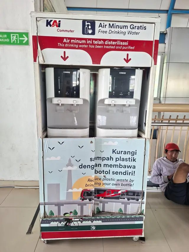 Fasilitas Dispenser Air Gratis di Stasiun Palmerah