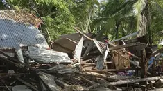 Sebuah rumah roboh akibat gempa yang melanda Cataingan, provinsi Masbate, Filipina tengah  (18/8/2020). Gempa bumi berkekuatan Magnitudo (M) 6,7 mengguncang wilayah Filipina bagian tengah pada Selasa (18/8/2020) pagi waktu setempat. (John Mark Lalaguna/Philippine National Red Cross via AP)