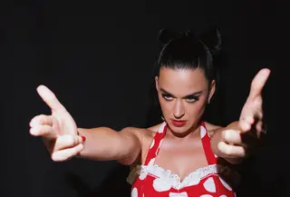 Katy Perry menghidupkan kembali kostum era 2009 di tur amal 2026. Arsip busana dilelang 21 hari, seluruh donasi untuk Firework Foundation. (@katyperry)