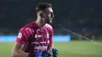 Penjaga gawang asal Wales, Adam Przybek menjalani debutnya bersama PERSIB pada pertandingan kedua Grup B Piala Presiden 2025 melawan Dewa United di Stadion Si Jalak Harupat, Kabupaten Bandung, Selasa 8 Juli 2025. (PERSIB.co.id/Sutanto Nurhadi Permana)