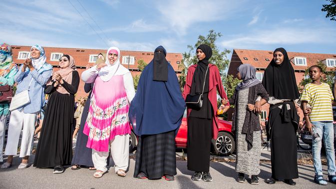 Demonstran melakukan protes larangan penggunaan cadar di Kopenhagen, Denmark, Rabu (1/8). Berdasarkan undang-undang baru, otoritas Denmark berhak mengusir para perempuan yang mengenakan cadar di tempat umum. (Mads Claus Rasmussen/Ritzau Scanpix via AP)