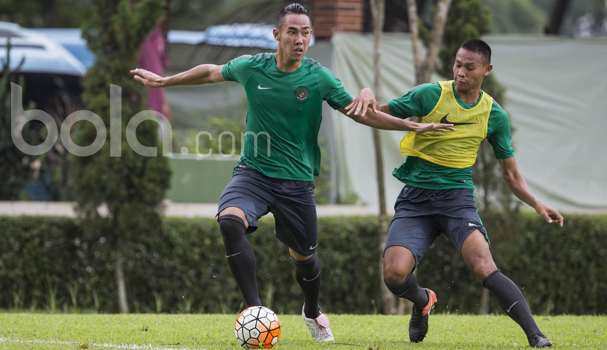 Bek Persija, Ryuji Utomo, berebut bola dengan bek PS TNI, Andi Setyo, saat mengikuti seleksi Timnas Indonesia U-22 di Lapangan SPH Karawaci, Banten, Selasa (28/2/2017). (Bola.com/Vitalis Yogi Trisna)