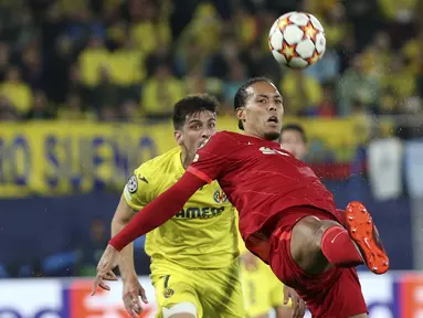 Bek Liverpool Virgil van Dijk mengoper bola di depan penyerang Villarreal Gerard Moreno pada leg kedua semifinal Liga Champions di Estadio de la Ceramica atau El Madrigal, Rabu (4/5/2022) dini hari WIB. Liverpool lolos ke final usai hampir kena comeback sebelum menang 3-2. (AP Photo/Alberto Saiz)