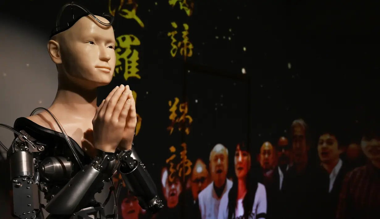 Gambar pada 18 Juni 2019 menunjukkan robot android yang berperan sebagai pendeta di Kuil Kodaiji di Kyoto, Jepang. Robot android tersebut juga bisa menempatkan tangannya dalam posisi berdoa dan mampu berbicara dengan nada yang menenangkan. (CHARLY TRIBALLEAU/AFP)