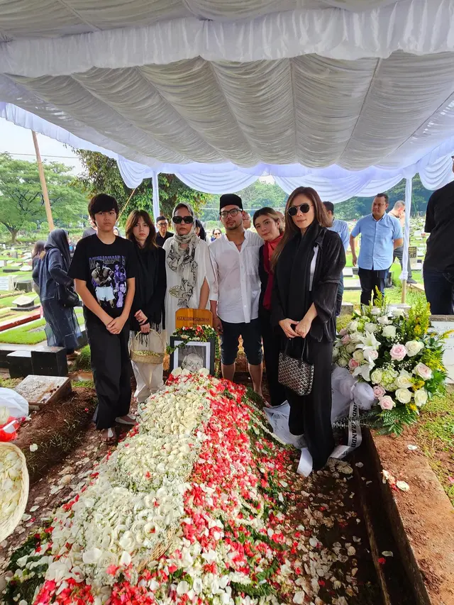 7 Potret Pemakaman Ayah Adilla Dimitri, Dihadiri Cucu Hingga Wulan Guritno