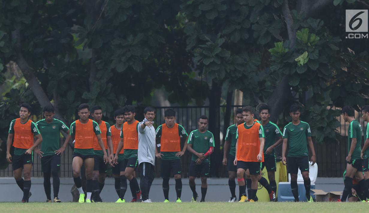Pelatih Timnas Indonesia U-19, Indra Sjafri (jaket putih) memberi arahan pada timnya saat latihan jelang laga perdana Grup A Piala AFC U-19 melawan Chinese Taipei di Lapangan A Kompleks GBK, Jakarta, Rabu (17/10). (Liputan6.com/Helmi Fithriansyah)