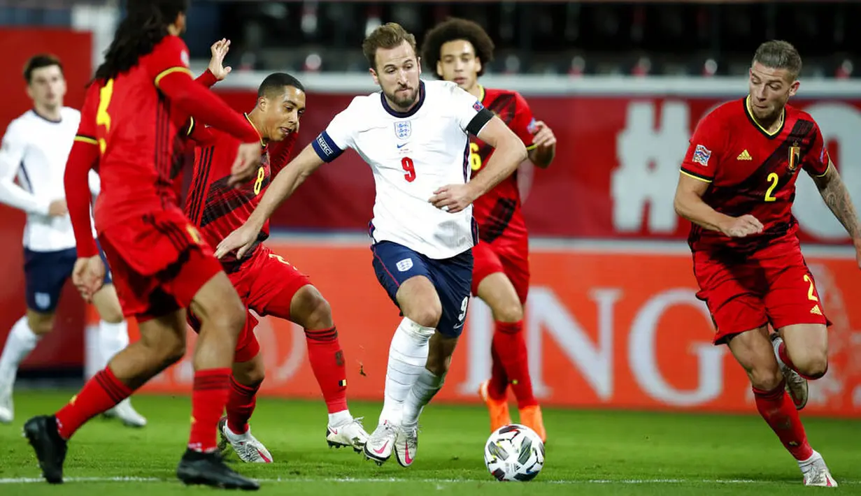 Striker Inggris, Harry Kane, berusaha melewati pemain Belgia pada laga UEFA Nations League di Stadion King Power, Senin (16/11/2020). Belgia menang dengan skor 2-0. (AP/Francisco Seco)