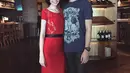 Musisi tampan, Kevin Aprilio bersama sang pacar Naomi Lee tersenyum saat difoto. (instagram.com/naomisquirrel)