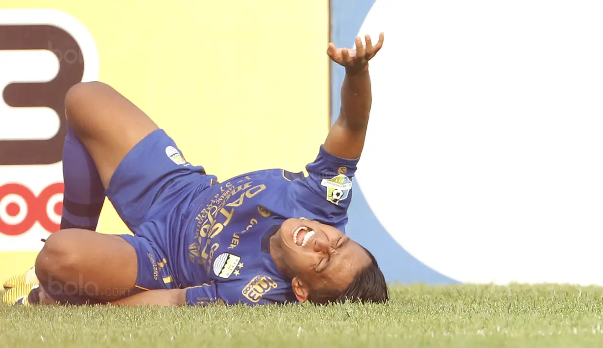 Gelandang Persib, Febri Hariyadi, meringis kesakitan usai dilanggar pemain Semen Padang pada laga Liga 1 Indonesia di Stadion Si Jalak Harupat, Bandung, Sabtu, (9/9/2017). Persib ditahan imbang 2-2 oleh Semen Padang. (Bola.com/M Iqbal Ichsan)