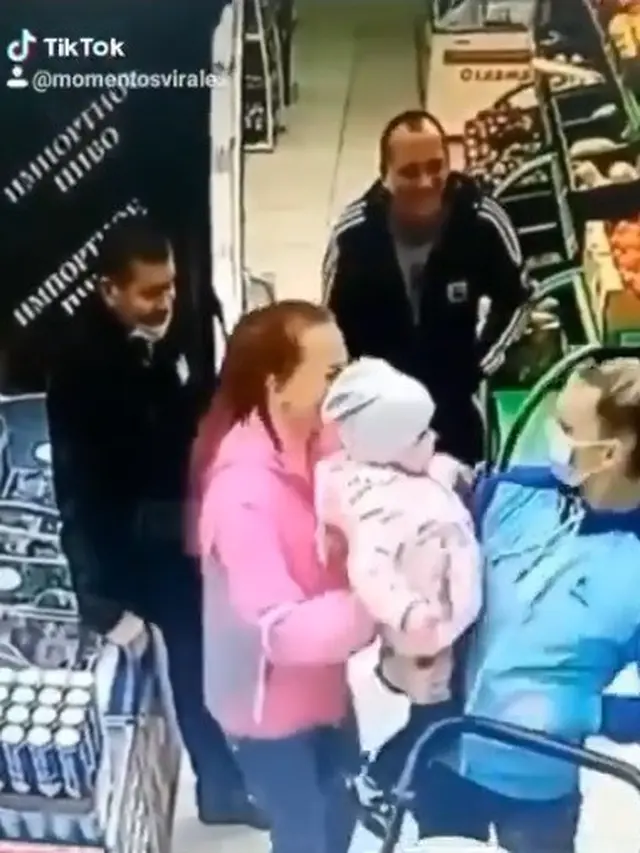 ibu salah gendong anak di supermarket