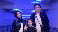 Keakraban Laudya Cynthia Bella dan Erra Fazira sejak lama terlihat. Kedekatan keduanya lantaran buah hati yang kini sedang bersama Engku Emran, suami Bella. Keduanya juga kompak saat antar jemput putrinya. (Instagram/laudyacynthiabella)