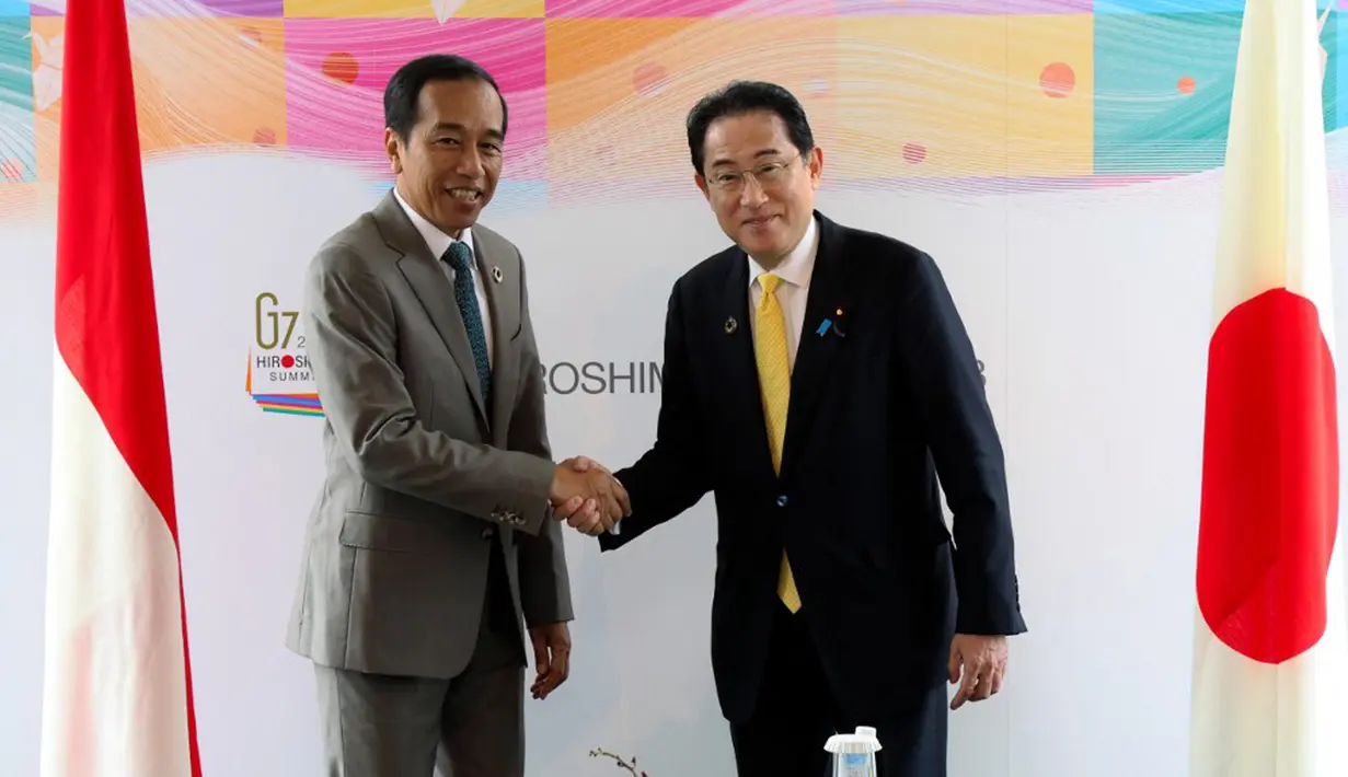 Presiden Indonesia Joko Widodo atau Jokowi (kiri) berjabat tangan dengan Perdana Menteri Jepang Fumio Kishida dalam pertemuan bilateral mereka di sela-sela KTT G7 di Hiroshima, Jepang, Sabtu (20/5/2023). Jokowi menyampaikan apresiasi atas undangan dari pemerintah Jepang untuk Indonesia menghadiri KTT G7 di Hiroshima. (JAPAN POOL/JIJI PRESS)