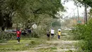 Orang-orang melihat dampak kerusakan di lingkungan mereka setelah Badai Laura menerjang kota pesisir Lake Charles, Louisiana, Amerika Serikat, Kamis (27/8/2020). Laura merupakan badai tingkat empat yang masuk kategori monster. (AP Photo/Gerald Herbert)