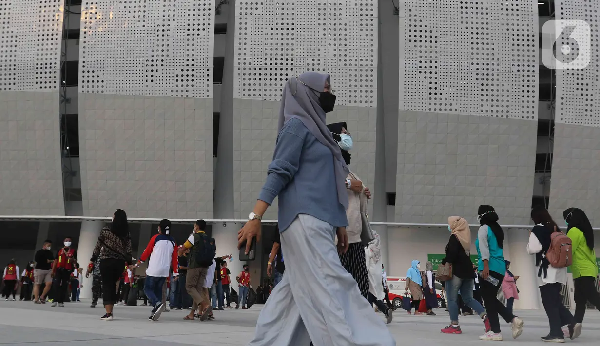 Orang-orang mulai memadati kawasan Jakarta International Stadium (JIS) untuk menyaksikan acara hari ulang tahun (HUT) ke-495 DKI Jakarta atau Jakarta Hajatan di Jakarta Utara, Sabtu (25/6/2022) malam. Pada perayaan Jakarta Hajatan ke-495 di JIS ini dihelat konser yang dimeriahkan oleh musisi kenamaan Tanah Air. (Liputan6.com/Herman Zakharia)