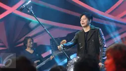 Vokalis Group Band GIGI, Armand Maulana mengajak penonton menyanyi bersama dalam program Golden Memories Indosiar bersama Bank BTN di Studio 1 Indosiar, Daan Mogot, Jakarta, Sabtu (03/12). (Liputan6.com/Immanuel Antonius)