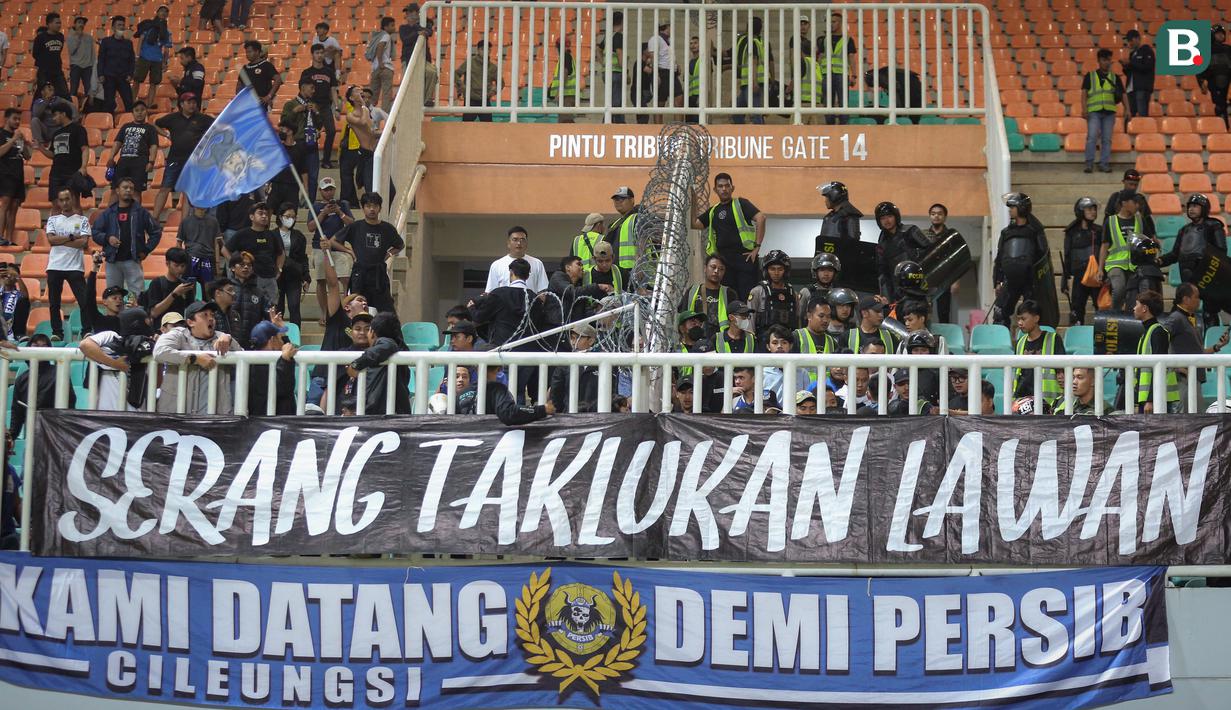 Pihak kepolisian juga masuk ke area tribune untuk menetralisir keadaan dan pada akhirnya, situasi menjadi kondusif dan pertandingan bisa dimulai kembali. (Bola.com/Bagaskara Lazuardi)
