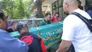 Keranda yang berisi Andika Putrasahadewa atau lebih sering disapa Dika saat akan di salatkan. Menurut Iparnya, Rabbani, almarhum akan dimakamkan satu liang lahat dengan ayahnya. (Deki Prayoga/Bintang.com)